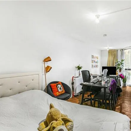 Image 4 - Gunnersbury Station, Wellesley Road, Strand-on-the-Green, London, W4 4BH, United Kingdom - Apartment for sale