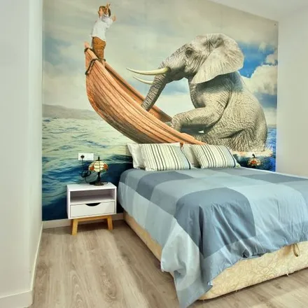Rent this 3 bed room on Carrer de les Illes Canàries in 40, 46023 Valencia