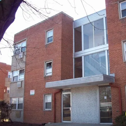 Rent this 1 bed condo on 2405 West Balmoral Avenue in Chicago, IL 60625