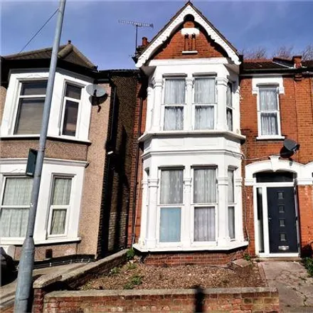 Rent this 3 bed duplex on Central Avenue in Southend-on-Sea, SS2 4DD