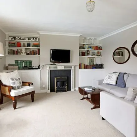 Rent this 8 bed apartment on The Furniture Recycling Shop in 1A Station Road, Bourne End