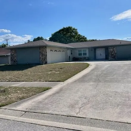 Rent this 4 bed house on 2901 Beagle Pl in Seffner, Florida