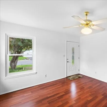 Image 7 - 1301 Fern Avenue, New Braunfels, TX 78130, USA - House for sale