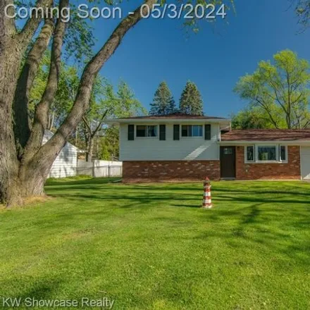 Image 1 - 2340 North Pontiac Trail, Commerce Charter Township, MI 48390, USA - House for sale