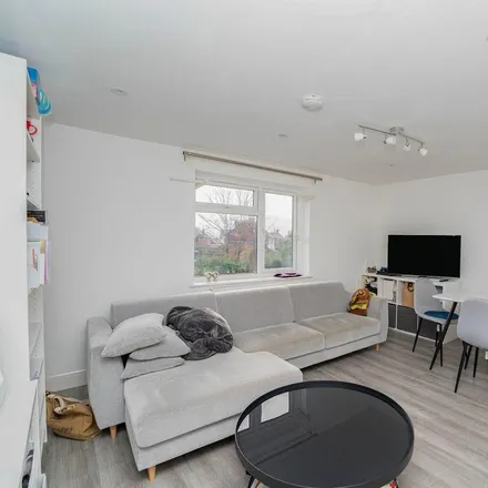 Image 3 - Saxon Drive, London, W3 0NX, United Kingdom - Apartment for rent