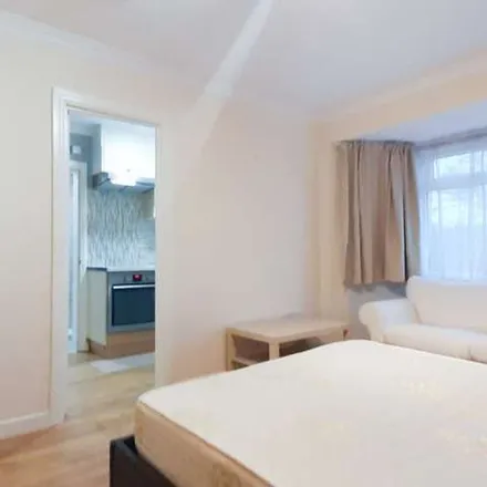 Image 3 - Manor Way, London, NW9 6JB, United Kingdom - Apartment for rent