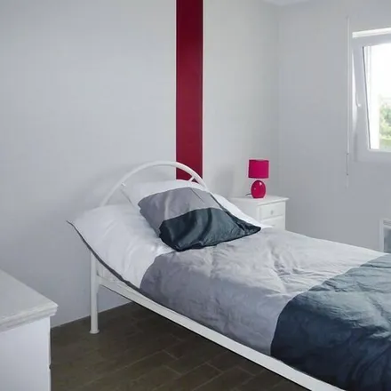 Rent this 3 bed duplex on Saint-Quay-Portrieux in Boulevard du Maréchal Foch, 22410 Saint-Quay-Portrieux