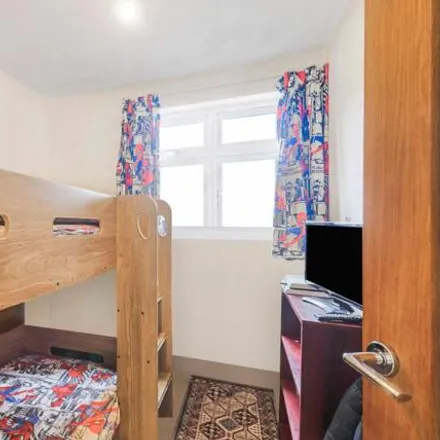 Image 5 - Kenilworth Gardens, Southend-on-Sea, SS0 0BN, United Kingdom - House for sale