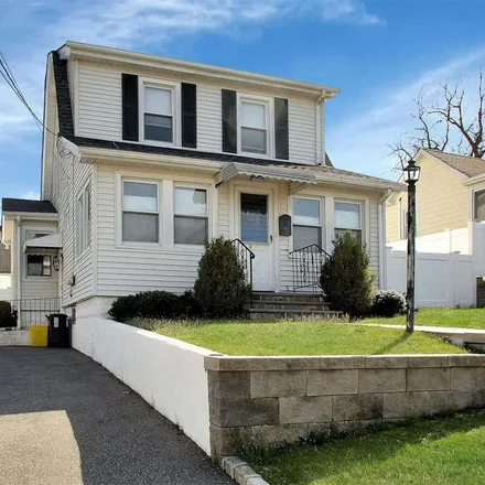 Rent this 3 bed apartment on 31 Riggs Place in Locust Valley, Oyster Bay