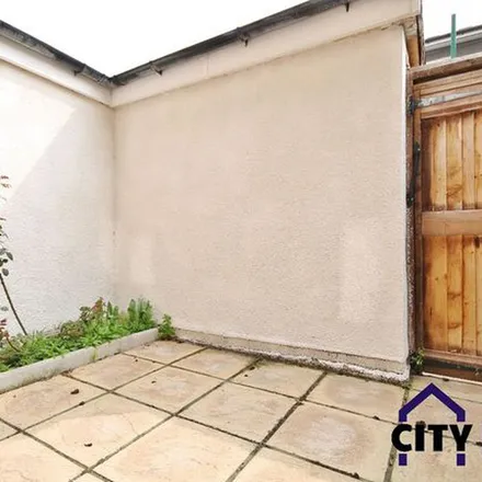 Rent this 6 bed townhouse on Corporation Street in London, N7 9GL