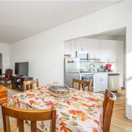 Image 6 - 35 Dash Place, New York, NY 10463, USA - Apartment for sale