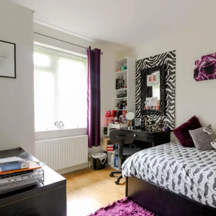 Image 7 - 32 Castle Avenue, London, E4 9RF, United Kingdom - Apartment for rent