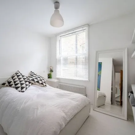 Rent this 3 bed apartment on Cresswell Road in London, TW1 2EA