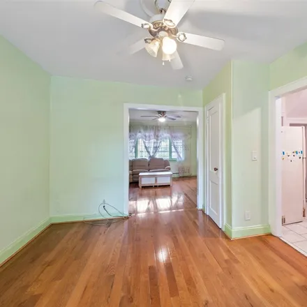 Image 5 - 147-03 Hoover Avenue, New York, NY 11435, USA - Townhouse for sale