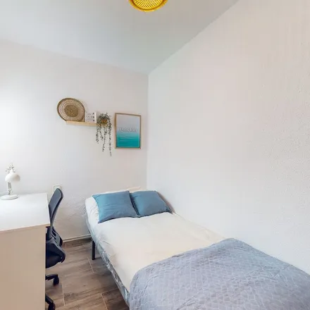Rent this 1 bed apartment on Avinguda de Burjassot in 165, 46015 Valencia