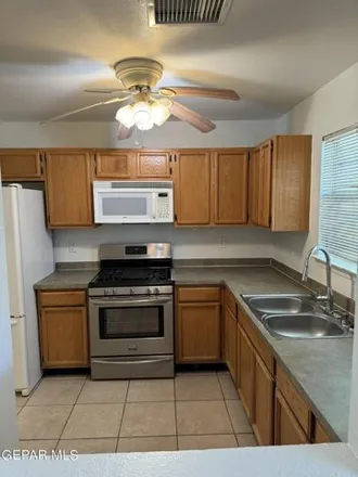 Image 6 - 10747 Thunder Road, Hillcrest Manor Colonia, Socorro, TX 79927, USA - House for rent