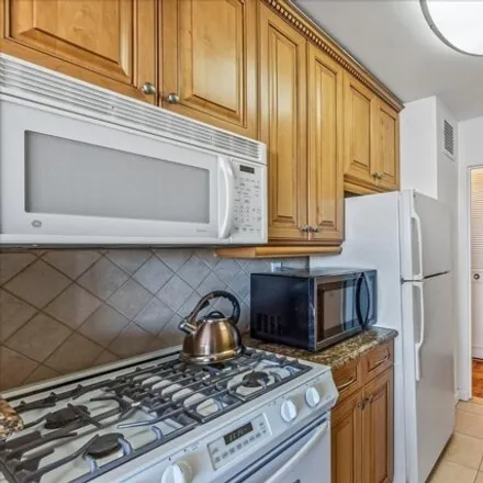 Image 4 - 17-85 215th Street, New York, NY 11360, USA - Apartment for sale