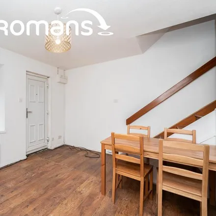Image 4 - Repens Way, London, UB4 9PR, United Kingdom - Townhouse for rent