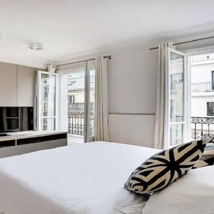 Rent this 3 bed house on Paris