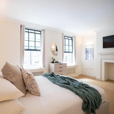 Rent this 3 bed apartment on London in EC2M 4HD, United Kingdom