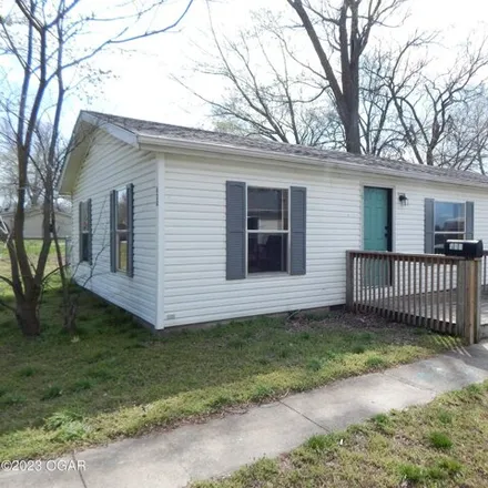 Buy this studio apartment on 7th Street in Webb City, MO 64835