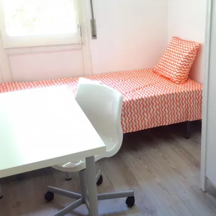 Rent this 4 bed room on Carrer de Campeny in 35, 08030 Barcelona