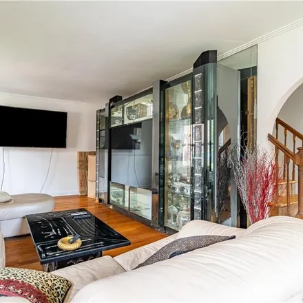 Image 5 - 1787 Tenbroeck Avenue, New York, NY 10461, USA - House for sale