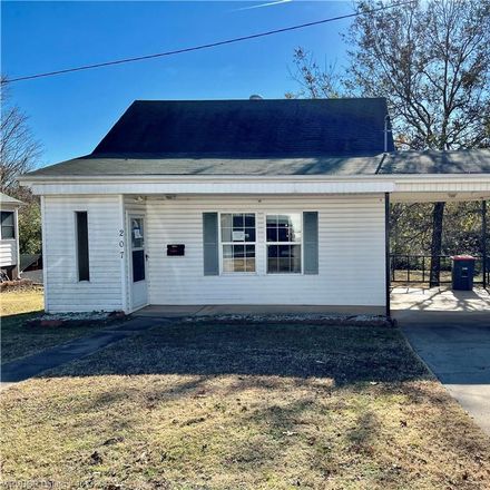 Rent this 2 bed house on 207 West Spring Street in Ozark, Franklin County