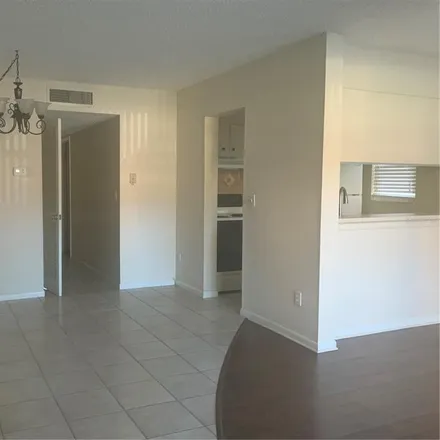 Image 9 - West Bay Drive & Temple Lane, West Bay Drive, Largo, FL 33770, USA - Condo for rent
