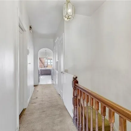 Image 6 - 28 Bay 28th Street, New York, NY 11214, USA - House for sale