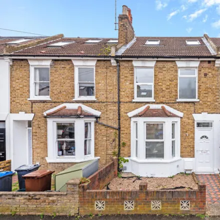 Rent this 5 bed townhouse on Russell Road in London, SW19 1PA