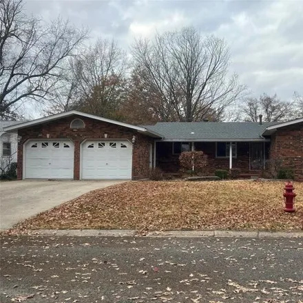 Buy this 3 bed house on 90 White Oak Drive in Highland, IL 62249