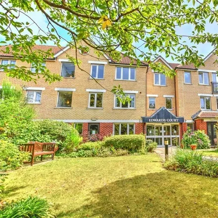 Rent this 2 bed apartment on Guinevere Gardens in Cheshunt, EN8 8LB