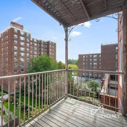 Image 5 - 3800 Blackstone Avenue, New York, NY 10463, USA - Condo for sale