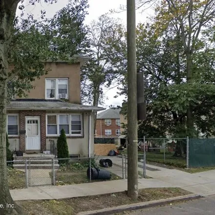 Buy this 4 bed house on 1390 Clove Road in New York, NY 10301