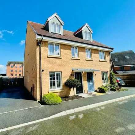 Buy this 3 bed townhouse on Shenley Road in Milton Keynes, MK4 4HQ