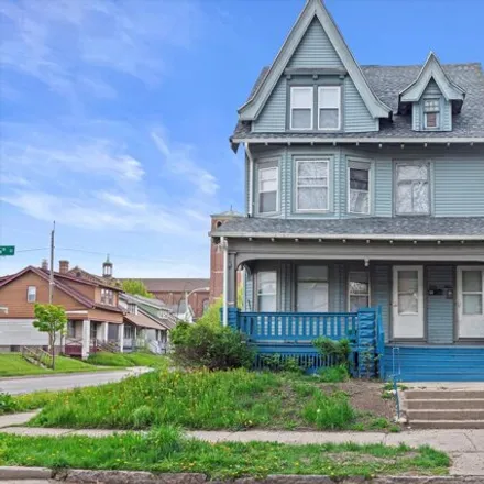 Buy this studio house on 2876 N 26th St in Milwaukee, Wisconsin