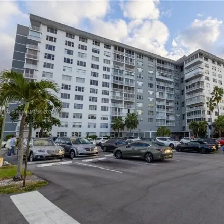 Buy this 1 bed condo on Hillcrest Drive in Hollywood, FL 33021