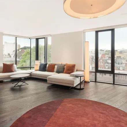 Rent this 2 bed apartment on Marylebone Lane in East Marylebone, London