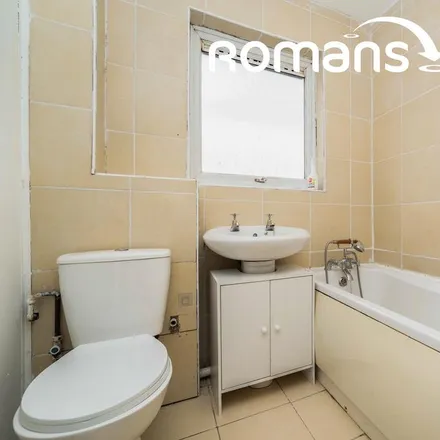 Image 9 - Repens Way, London, UB4 9PR, United Kingdom - Townhouse for rent