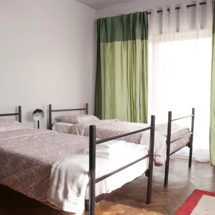 Rent this 9 bed room on Escola Básica do 1º Ciclo/JI de São Tomé in Rua Conde de Avranches, 4200-491 Porto
