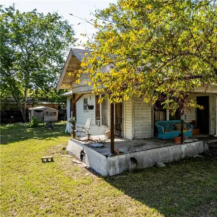 Image 3 - 1205 Saint Peter Street, Gonzales, TX 78629, USA - House for sale