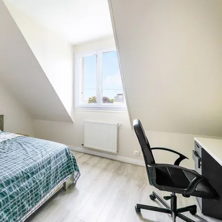 Rent this 3 bed house on Joué-les-Tours in Rue de Béguine, 37300 Joué-lès-Tours