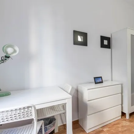Rent this 4 bed room on Carrer de Vicent Brull in 74, 46011 Valencia