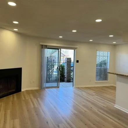 Image 7 - 2120 El Paseo Street, Houston, TX 77054, USA - Condo for sale