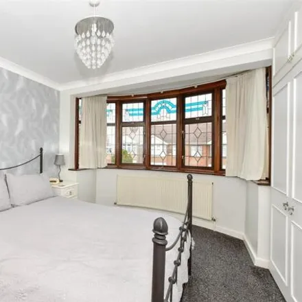 Image 7 - Havering Gardens, London, RM6 5AA, United Kingdom - Townhouse for sale