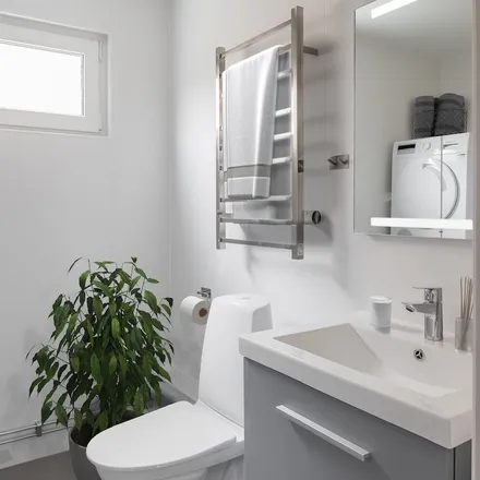 Rent this 3 bed apartment on Rönnbergagatan 10 in 723 44 Västerås, Sweden