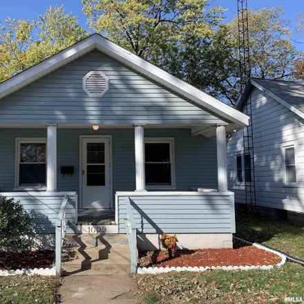 Buy this 2 bed house on 1009 South 8th Street in Pekin, IL 61554