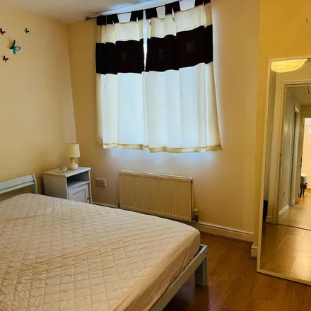 Rent this 4 bed townhouse on 25 Friern Barnet Road in London, N11 1NE