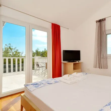 Rent this 5 bed house on 21312 Općina Podstrana